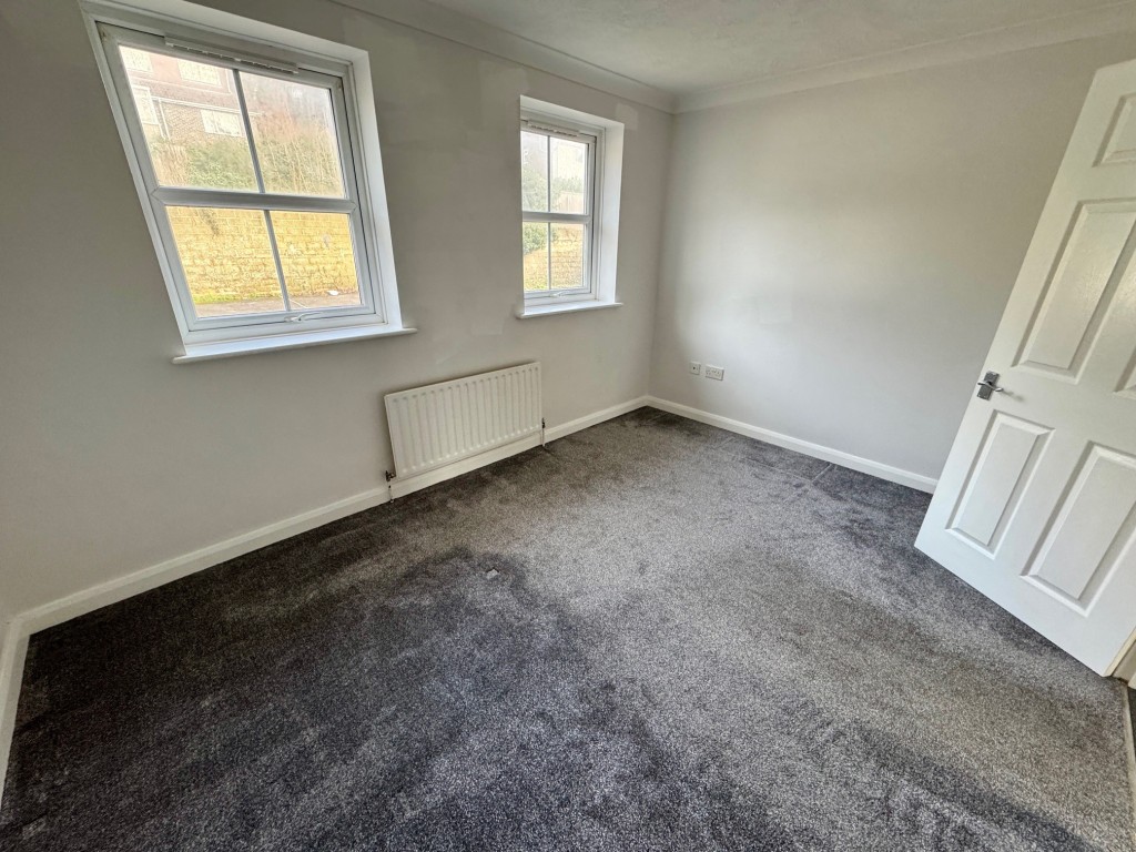 Lot: 67 - MODERN END-TERRACE HOUSE - Bedroom 2